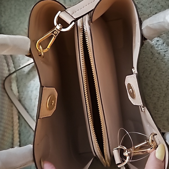 Michael Kors purse - Picture 4 of 5